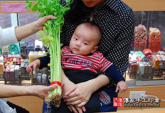 曾寶寶(新北永和區嬰兒寶寶滿月剃頭理髮、免費嬰兒剃胎毛儀式吉祥話)。中國風會場，爸媽寶貝免費穿「日中韓」古裝禮服。專業拍照、DVD光碟、證書。★購買「臍帶章、肚臍章、胎毛筆刷印章」贈送：剃頭、收涎、抓周，三選一。 2015.10.18 照片10